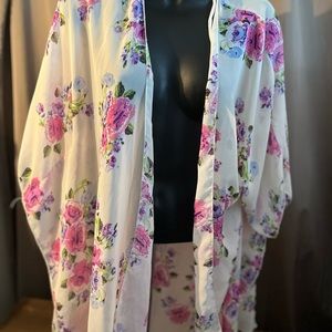 Beautiful Emory Park floral print kimono, size M